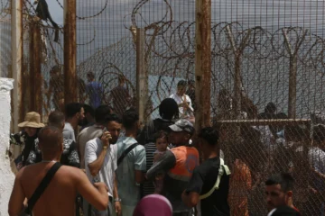 España y Marruecos acuerdan la entrega de quienes han entrado ilegalmente en Ceuta España y Marruecos acuerdan la entrega de quienes han entrado ilegalmente en Ceuta