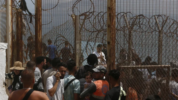 España y Marruecos acuerdan la entrega de quienes han entrado ilegalmente en Ceuta España y Marruecos acuerdan la entrega de quienes han entrado ilegalmente en Ceuta