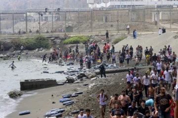 El caos se apodera de la frontera entre Ceuta y Marruecos por la entrada de miles de migrantes El caos se apodera de la frontera entre Ceuta y Marruecos por la entrada de miles de migrantes