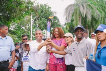 Santo Domingo 2026: Antorcha recorre Santo Domingo Oeste con medallistas y figuras del deporte