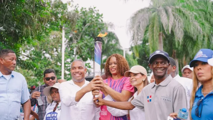 Santo Domingo 2026: Antorcha recorre Santo Domingo Oeste con medallistas y figuras del deporte