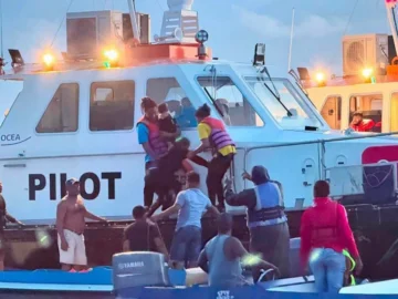 Sube a 67, incluidos 15 niños, los rescatados tras volcar ferry con 133 viajeros en Guyana Sube a 67, incluidos 15 niños, los rescatados tras volcar ferry con 133 viajeros en Guyana