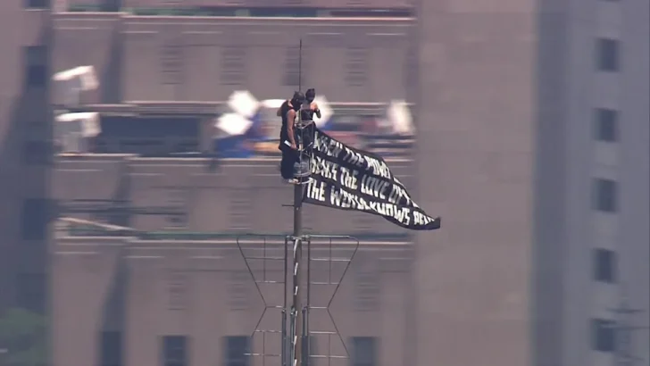 ¡Amor en las alturas! Escalan el Empire State para pedir matrimonio y el NYPD los arresta en la cima
