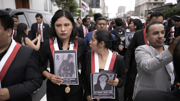 Parlamentarios de izquierda abandonan Congreso antes de discurso presidencial de Fujimori Parlamentarios de izquierda abandonan Congreso antes de discurso presidencial de Fujimori