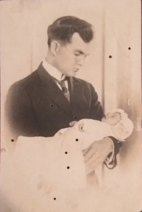 Pericles-Antonio-Carlos-Franco-Perello-con-su-hijo-Isaias.-1917.-Coleccion-Duleidys-Rodriguez-486x728
