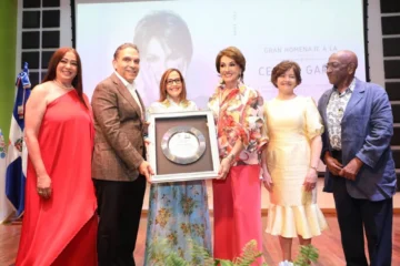 La noche de Cecilia García en Baní, memorias de infancia y merecido reconocimiento La noche de Cecilia García en Baní, memorias de infancia y merecido reconocimiento