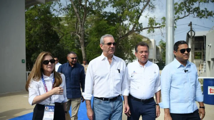 Santo Domingo 2026: Abinader visita el Complejo Acuático y recibe respaldo del público