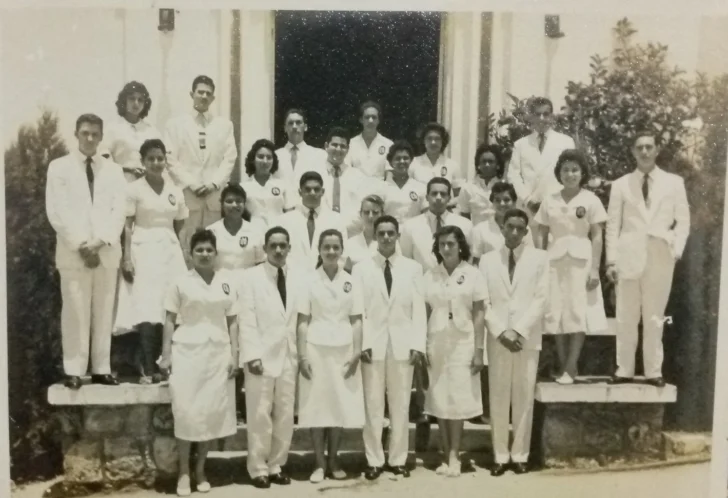 Promocion-graduanda-Colegio-Luis-Munoz-Rivera.-1957.-Coleccion-Duleidys-Rodriguez-728x498