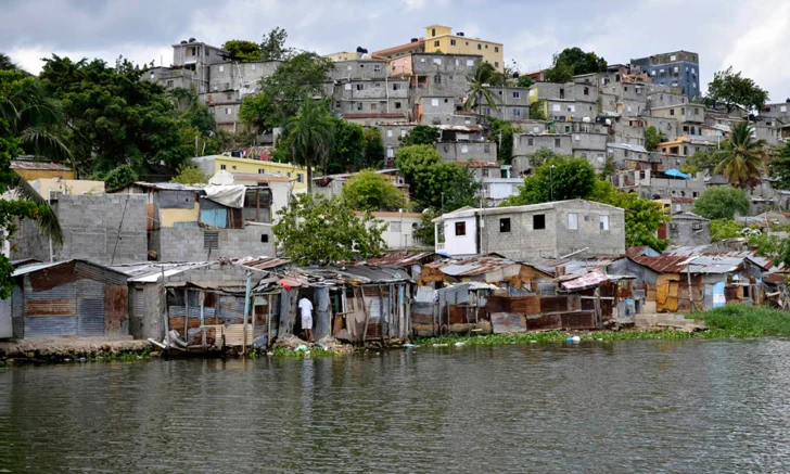Viviendas informales ubicadas en las riberas del río Ozama. Viviendas informales ubicadas en las riberas del río Ozama.