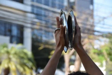 Organizaciones barriales llaman a continuar cacerolazos este fin de semana ante apagones que no cesan en el Gran Santo Domingo Organizaciones barriales llaman a continuar cacerolazos este fin de semana ante apagones que no cesan en el Gran Santo Domingo
