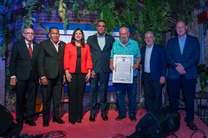 Senado reconoce a Freddy Ginebra por su trayectoria y aportes a la cultura dominicana