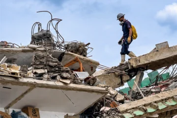 Sobreviviente denuncia disminución de las labores de rescate y pide más ayuda tras el terremoto Sobreviviente denuncia disminución de las labores de rescate y pide más ayuda tras el terremoto