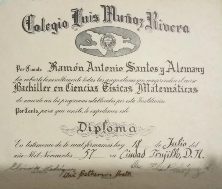 Titulo-de-bachiller-de-Antonio-Santos-Alemany.-Coleccion-Duleidys-Rodriguez-728x622