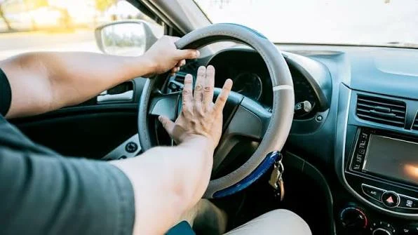 ¿Qué significa un pañuelo blanco en un vehículo? Estas son algunas señales que usan los conductores para comunicarse