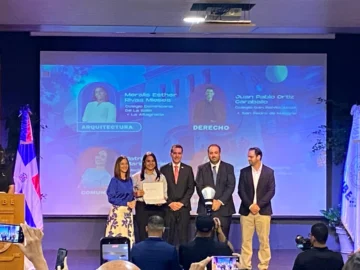 UNIBE entrega 16 becas completas a jóvenes del programa Líderes del Mañana
