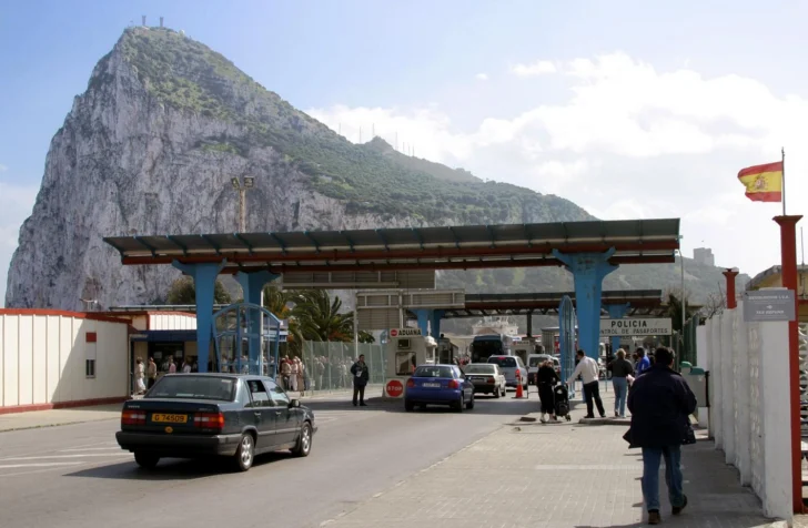Gibraltar y España eliminan su verja fronteriza