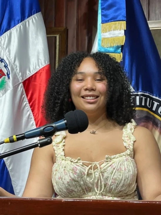 Genet Inés Mulens Ceballos, en representación del equipo Sub-16 de la Escuela de Voleibol de Arroyo Hondo, pronunció unas emotivas palabras de agradecimiento al presidente del Instituto Duartiano, Dr. Wilson Gómez Ramírez, y a los miembros de la directiva de la institución por el cálido recibimiento y las valiosas enseñanzas compartidas durante la visita.