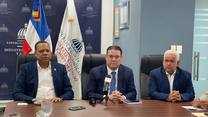 Gobierno crea comisión para evaluar reclamo de gasolineros sobre comisiones de tarjetas; decisión se conocerá en 30 días Gobierno crea comisión para evaluar reclamo de gasolineros sobre comisiones de tarjetas; decisión se conocerá en 30 días