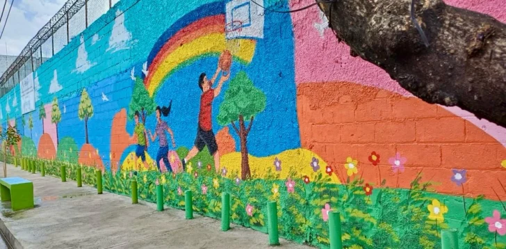 Asimismo, fue creado un mural artístico de 54 metros de largo y 5.20 metros de altura, inspirado en la naturaleza y concebido como un recordatorio de la importancia de proteger el medio ambiente. El lugar también dispone de una valla informativa que explica el proceso de recuperación e invita a los ciudadanos a preservar el espacio.