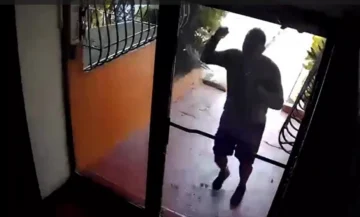 Policía investiga muerte de hombre que huyó sin pagar motoconcho e impactó puerta de cristal en Solimar