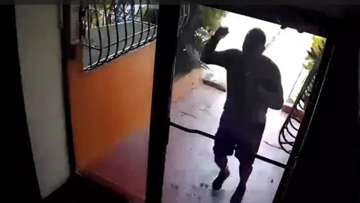 Policía investiga muerte de hombre que huyó sin pagar motoconcho e impactó puerta de cristal en Solimar