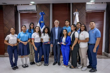 Estudiantes dominicanos llevarán la bandera a Kenia y Estados Unidos en competencias internacionales de debate y liderazgo