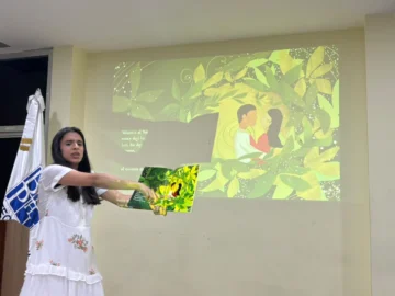Esther Amaro Castillo presenta el libro “V de valiente”, hermosa historia para niños que rinde homenaje a su padre Esther Amaro Castillo presenta el libro “V de valiente”, hermosa historia para niños que rinde homenaje a su padre