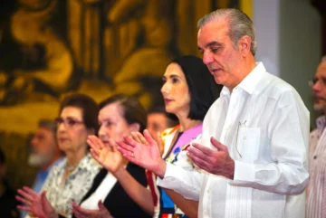 Abinader celebra sus 59 años con una misa en el Palacio Nacional y llama a trabajar por la paz y el desarrollo