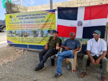 Denuncian desalojos nocturnos en La Caleta y exigen títulos a Abinader Denuncian desalojos nocturnos en La Caleta y exigen títulos a Abinader