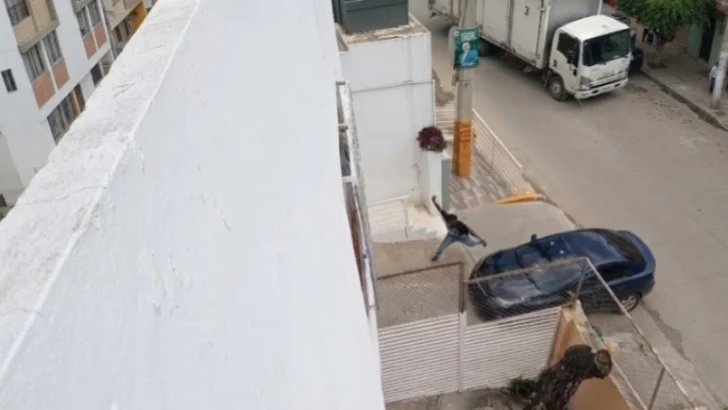 Motoristas rompen vidrios de vehículo a mujer por supuesto 