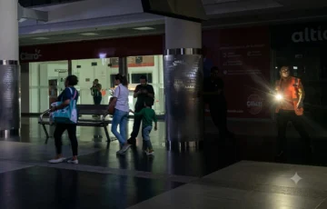Metro se queda a oscuras en estación Juan Pablo Duarte sin luces de emergencia Metro se queda a oscuras en estación Juan Pablo Duarte sin luces de emergencia