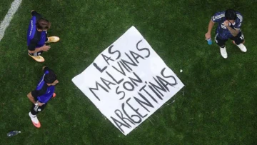 Reino Unido pide a la FIFA investigar a Argentina después de que el equipo de fútbol mostrara una pancarta de las Malvinas/Falklands tras la victoria sobre Inglaterra Reino Unido pide a la FIFA investigar a Argentina después de que el equipo de fútbol mostrara una pancarta de las Malvinas/Falklands tras la victoria sobre Inglaterra