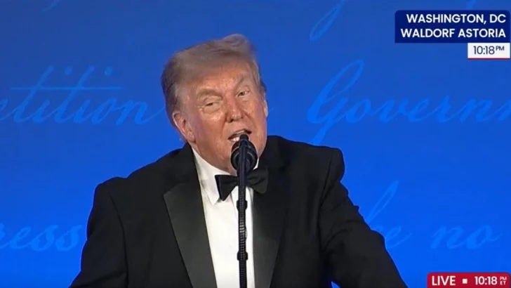Trump vuelve a la cena de corresponsales tras el atentado y bromea sobre la seguridad