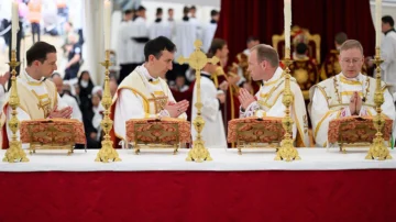 El Vaticano excomulga a los obispos rebeldes del grupo de los lefebvrianos y advierte de la misma pena a sus miles de seguidores El Vaticano excomulga a los obispos rebeldes del grupo de los lefebvrianos y advierte de la misma pena a sus miles de seguidores
