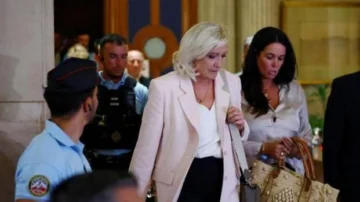 Un tribunal en Francia da luz verde a Marine Le Pen para presentarse a las elecciones presidenciales, pero le ordena a usar un brazalete electrónico Un tribunal en Francia da luz verde a Marine Le Pen para presentarse a las elecciones presidenciales, pero le ordena a usar un brazalete electrónico
