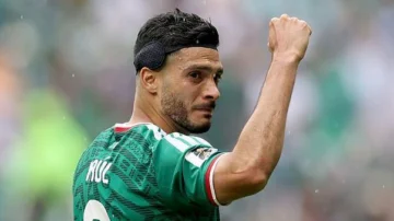 Por qué lleva una banda en la cabeza Raúl Jiménez, el futbolista que estuvo a punto de morir y hoy lidera la esperanza de México en el Mundial