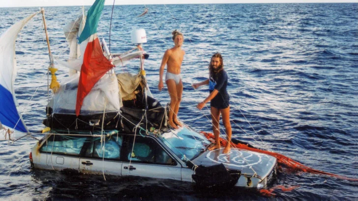 Cruzamos el Atlántico en dos autos flotantes para cumplir el sueño de mi padre moribundo