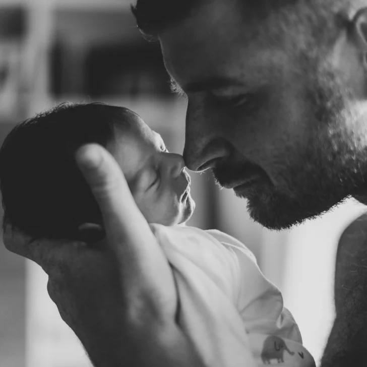 La paternidad también se aprende: cómo los estereotipos de género pueden influir en el vínculo entre padres e hijos.