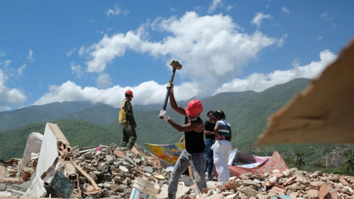 Sube a 3685 número de muertos por los terremotos en Venezuela