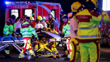 Un muerto y al menos 14 heridos en la Marcha del Orgullo en Berlín después de que un vehículo arrollara a la multitud Un muerto y al menos 14 heridos en la Marcha del Orgullo en Berlín después de que un vehículo arrollara a la multitud
