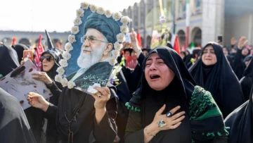 'Un acto cuidadosamente coreografiado y profundamente político': Irán despide al ayatolá Alí Jamenei en medio de amenazas contra EE.UU. e Israel 'Un acto cuidadosamente coreografiado y profundamente político': Irán despide al ayatolá Alí Jamenei en medio de amenazas contra EE.UU. e Israel