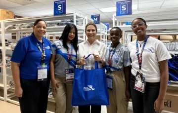 Santo Domingo 2026: Carolina Mejía recibe kit que la acredita como la primera voluntaria de los Juegos