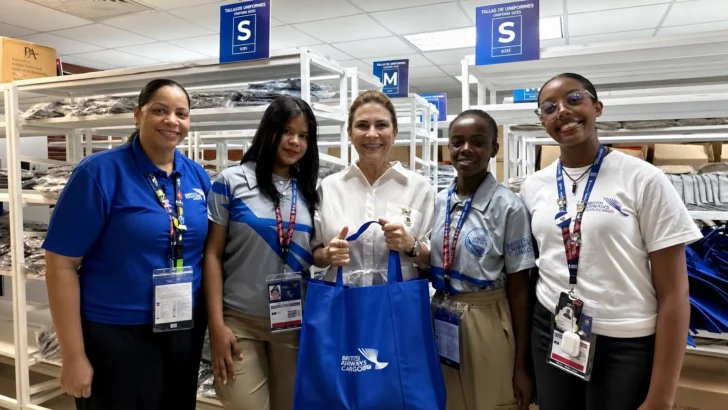 Santo Domingo 2026: Carolina Mejía recibe kit que la acredita como la primera voluntaria de los Juegos