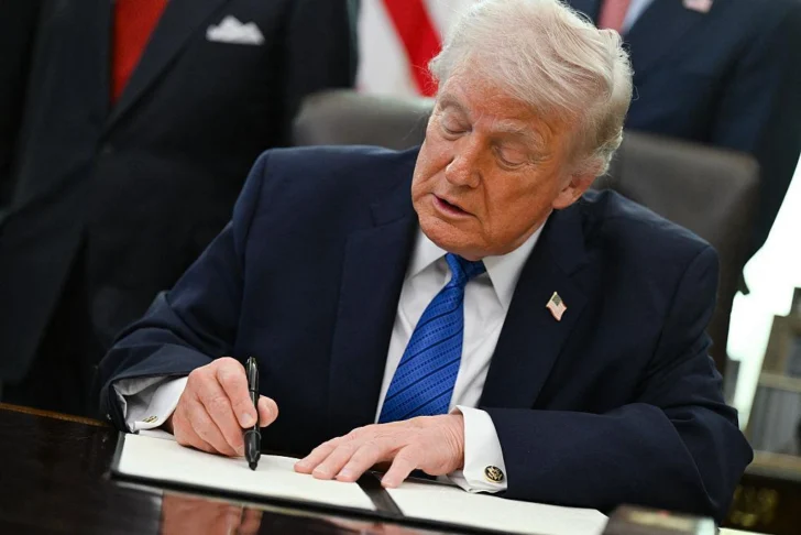 Trump impone aranceles del 50 % a Canadá y reaviva tensión comercial con Ottawa Trump impone aranceles del 50 % a Canadá y reaviva tensión comercial con Ottawa