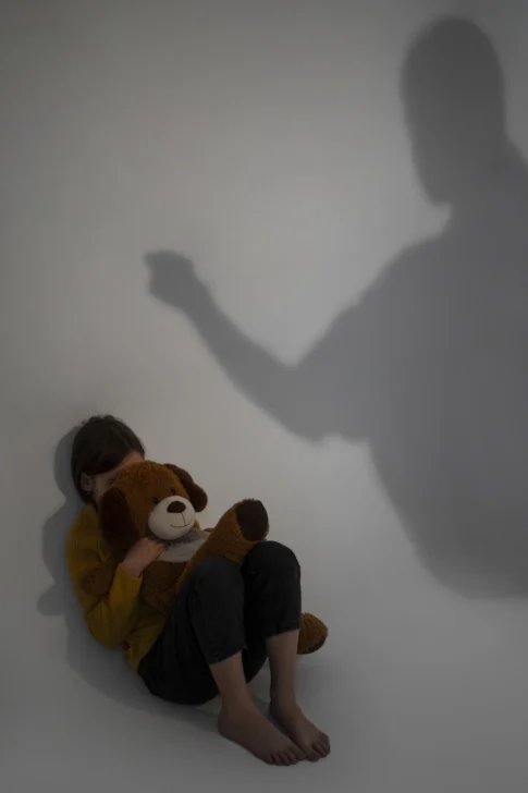 ¿Te criaron con violencia y crees que estás bien? Estas son las heridas que pueden aparecer años después ¿Te criaron con violencia y crees que estás bien? Estas son las heridas que pueden aparecer años después