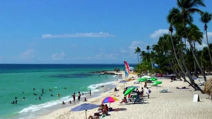 Turismo coordinará mesa de trabajo ante denuncias por restricciones en playas públicas