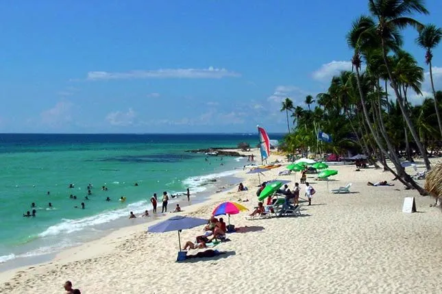 Turismo coordinará mesa de trabajo ante denuncias por restricciones en playas públicas
