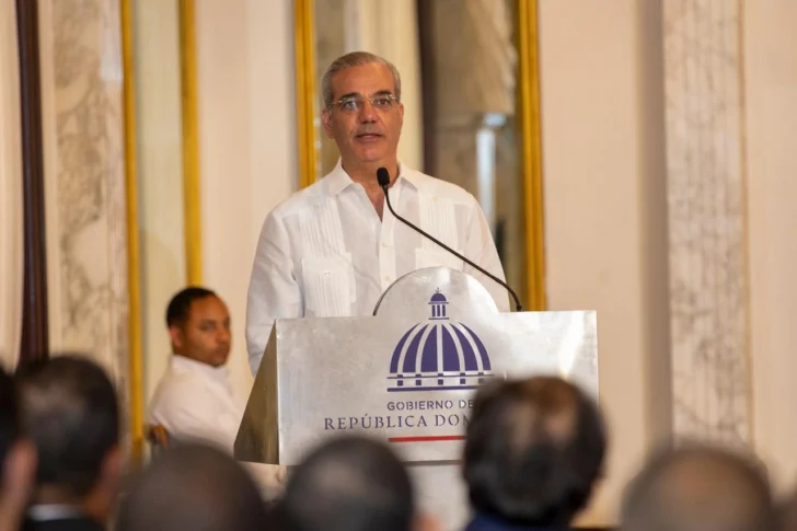 Abinader condecora a Frank Moya Pons y anuncia nueva sede para la Academia Dominicana de la Historia