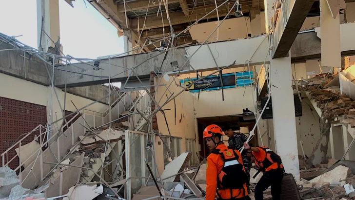 Indonesia eleva a 38 el número de muertos tras un terremoto de magnitud 7,7 Indonesia eleva a 38 el número de muertos tras un terremoto de magnitud 7,7