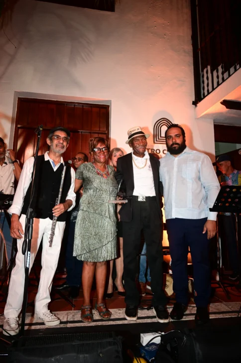César Namnúm, Ana María Henríquez, Kundengo Minier y Mijaíl Peralta durante el acto de reconocimiento celebrado en el Centro Cultural Banreservas. César Namnúm, Ana María Henríquez, Kundengo Minier y Mijaíl Peralta durante el acto de reconocimiento celebrado en el Centro Cultural Banreservas.